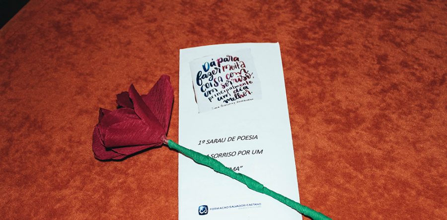 Um Sorriso por um Poema